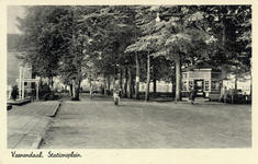 14745 Gezicht op het Stationsplein met rijen loofbomen en een kiosk te Veenendaal.